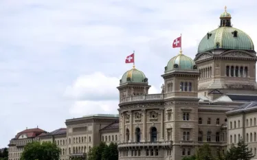 Շվեյցարիան կասեցնում է ռազմական տեխնիկայի արտահանումը Մերձավոր Արևելքի հակամարտության մեջ ներգրավված երկրներին, ներառյալ ԱՄՆ-ին, չեզոքության մասին օրենքին հակասելու պատճառով, հայտնել է համադաշնության կառավարությունը, հաղորդում է ՌԻԱ Նովոստի-ն:   «Դաշնային խորհուրդը գնահատել է չեզոքության մասին օրենքի կիրառման հետևանքները Իրանում պատերազմին մասնակցող պետություններ արտահանման վրա: Ռազմական տեխնիկայի արտահանումը Իրանի հետ միջազգային զինված հակամարտության մեջ ներգրավված երկրներ չի կարող թույլատրվել հակամարտությ