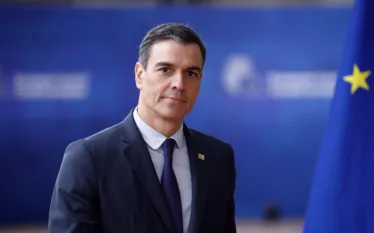 Իսրայելը կրկին խախտում է միջազգային իրավունքը՝ հարձակվելով քաղաքացիական նավատորմի վրա այն ջրերում, որոնք իրեն չեն պատկանում։ Այս մասին հայտարարել է Իսպանիայի վարչապետ Պեդրո Սանչեսը։  «Մեր կառավարությունն անում է ամեն ինչ, ինչ անհրաժեշտ է ձերբակալված իսպանացիներին պաշտպանելու և օգնելու համար։ Սակայն սա բավարար չէ։ ԵՄ-ն պետք է անմիջապես պահանջի, որ Նեթանյահուն հարգի միջազգային ծովային իրավունքը»,-նշել է նա։