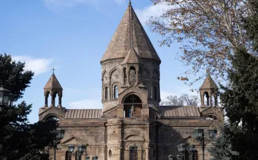 Մայր Աթոռ Սուրբ Էջմիածինը հայտարարություն է տարածել. «Մայր Աթոռ Սուրբ Էջմիածինը խստորեն դատապարտում է «Քաղաքացիական պայմանագիր» կուսակցության նախընտրական ծրագրում Հայաստանյայց Առաքելական Սուրբ Եկեղեցու վերաբերյալ մերժելի դրույթների ընդգրկումը։      Կուսակցության նախընտրական ծրագրում Եկեղեցու բարենորոգման, կանոնադրության վերանայման, Ամենայն Հայոց Կաթողիկոսի հեռացման և կաթողիկոսական նոր ընտրությունների անցկացման պարտադրվող օրակարգի ամրագրումը սահմանադրական կարգի, Եկեղեցու ինքնակառավարման իրավունքի, ինչպես նաև