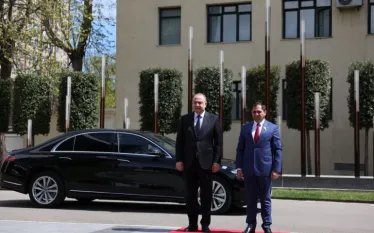 Վրաստանի պաշտպանության նախարարությունում ՀՀ պաշտպանության նախարար Սուրեն Պապիկյանի դիմավորման հանդիսավոր արարողությունից հետո մեկնարկել է Հայաստանի և Վրաստանի պաշտպանության նախարարների առանձնազրույցը, որը շարունակվել է պատվիրակությունների ընդլայնված կազմով։ Այս մասին հայտնում են ՀՀ ՊՆ-ից:  Հանդիպմանը ներկա է եղել նաև Վրաստանում Հայաստանի արտակարգ և լիազոր դեսպան Աշոտ Սմբատյանը։  Հանդիպման ընթացքում քննարկվել են պաշտպանության բնագավառում երկկողմ համագործակցության ընթացքին և զարգացման հեռանկարներին վերաբերող 