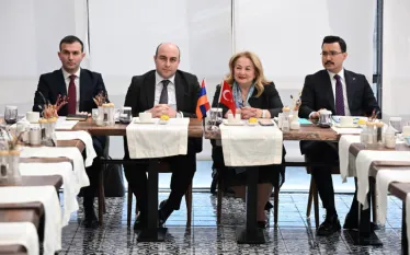 Հայաստան-Թուրքիա հարաբերությունների կարգավորման շրջանակներում ձեռք բերված պայմանավորվածությունների համաձայն` ապրիլի 28-ին Կարսում տեղի է ունեցել Գյումրի-Կարս երկաթգծի վերականգնման և գործարկման` Հայաստան-Թուրքիա համատեղ աշխատանքային խմբի հանդիպումը: Այս մասին հայտնում են ՀՀ ԱԳՆ-ից:  Տարածաշրջանի տրանսպորտային հաղորդակցությունների ընդլայնման համատեսքստում կողմերն ընդգծել են Գյումրի-Կարս երկաթգծի շուտափույթ գործարկման կարևորությունը: