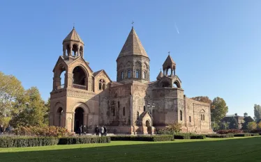 Վրդովմունքով տեղեկացանք, որ Ադրբեջանի իշխանությունները հողին են հավասարեցրել Ստեփանակերտ քաղաքի Սուրբ Հակոբ եկեղեցին և հարակից տարածքում գտնվող խաչքարերն ու կոթողները, որոնք ըստ ադրբեջանական աղբյուրների իբրև թե անօրինական և ապամոնտաժման ենթակա կառույցներ էին: Խիստ մտահոգիչ են նաև Ստեփանակերտի Առաջնորդանիստ Սուրբ Աստվածածին մայր տաճարի ոչնչացման վերաբերյալ ստացվող տեղեկությունները։ Այս մասին ասված է Մայր Աթոռի տարածած հայտարարության մեջ:  «Մայր Աթոռ Սուրբ Էջմիածինը խստորեն դատապարտում է Ադրբեջանի իշխանությու