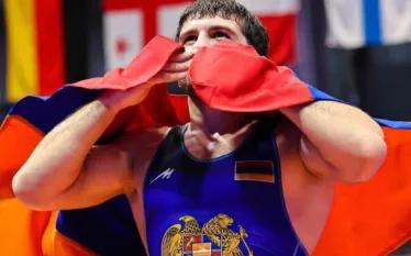 Ալբանիայի մայրաքաղաք Տիրանայում ընթացող հունահռոմեական ոճի ըմբշամարտի Եվրոպայի առաջնությունում Հայաստանի հավաքականի առաջատար, Փարիզի Օլիմպիական խաղերի բրոնզե մեդալակիր Մալխաս Ամոյանը նվաճել է ոսկե մեդալ՝ հռչակվելով Եվրոպայի հնգակի չեմպիոն։ 77 կգ քաշայինների պայքարի եզրափակիչի վճռորոշ գոտեմարտում հայ ըմբիշը 1-1 հաշվով առավելության է հասել Վրաստանը ներկայացնող Ռամազ Զոիձեի նկատմամբ:  Հատկանշական է, որ Ամոյանն ու Զոիձեն միմյանց դեմ մրցել էին նաև նախորդ տարվա Եվրոպայի առաջնության եզրափակիչի շրջանակում, որտեղ կր