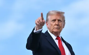 Ցանկացած երկիր, որը ռազմական սպառազինություն կմատակարարի Իրանին, անմիջապես կենթարկվի 50% մաքսատուրքի՝ ԱՄՆ-ում վաճառվող բոլոր ապրանքների համար։ Այս մասին Truth Social-ի իր իջում գրել է ԱՄՆ նախագահ Դոնալդ Թրամփը։  Թրամփի խոսքով՝ միջոցն ուժի մեջ է մտնում անհապաղ՝ առանց որևէ բացառության կամ մեղմացման։  «Ցանկացած երկիր, որը ռազմական սպառազինություն կմատակարարի Իրանին, անմիջապես կենթարկվի 50% մաքսատուրքի՝ Ամերիկայի Միացյալ Նահանգներում վաճառվող ցանկացած և բոլոր տեսակի ապրանքների համար. որոշումն ուժի մեջ է մտնում 