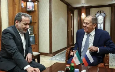 Ռուսաստանի արտաքին գործերի նախարար Սերգեյ Լավրովը հեռախոսազրույց է ունեցել Իրանի արտաքին գործերի նախարար Աբբաս Արաղչի հետ։   Արաղչին Լավրովին ներկայացրել է Իսլամական Հանրապետության դիրքորոշումը Միացյալ Նահանգների կողմից հրադադարի խախտման, այդ թվում՝ Հորմուզի նեղուցի անօրինական ծովային շրջափակման և իրանական կոնտեյներային նավի առգրավման վերաբերյալ։  Ռուսական կողմը վերահաստատել է հրադադարի պահպանման անհրաժեշտությունը, որը պետք է պահպանվի պակիստանցի միջնորդների կողմից նախապես համաձայնեցված և հայտարարված պարամետ