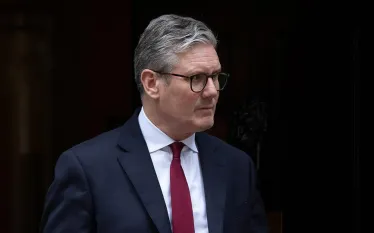 Մեծ Բրիտանիայի վարչապետ Քիր Սթարմերը հայտարարել է, որ Մերձավոր Արևելքում հրադադարը «շատ փխրուն է», գրում է The Guardian պարբերականը։  «Հրադադարը պետք է տարածվի նաև Լիբանանի վրա։ Իսրայելի հարվածներն անընդունելի են»,- ասել է նա։  Նա հավելել է, որ Հորմուզի նեղուցը վերաբացելու և կայուն հրադադար հաստատելու համար դեռ շատ անելիք կա։ «Նավագնացությամբ զբաղվող ընկերությունները նավեր չեն ուղարկի Հորմուզի նեղուցով, մինչև դա անվտանգ չլինի»,- շեշտել է Սթարմերը։  Նա հաստատել է, որ Մեծ Բրիտանիան և Ֆրանսիան այդ հարցի շուրջ 