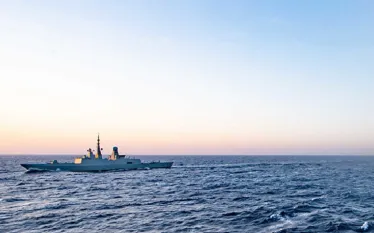 Իրանական բանակը սպառնացել է արգելափակել նավարկությունը Կարմիր ծովով և Պարսից ծոցով, եթե Միացյալ Նահանգները շարունակի շրջափակել իրանական նավահանգիստները Հորմուզի նեղուցում:  «ԱՄՆ-ի շարունակական շրջափակումը, որը լրացուցիչ սպառնալիք է ստեղծում իրանական առևտրային նավերի և լցանավերի համար, կլինի գործող հրադադարի խախտման «նախապայման»,- չորեքշաբթի՝ ապրիլի 15-ին, Իրանի պետական ​​հեռուստատեսությամբ հայտարարել է Իրանի բարձրագույն ռազմական հրամանատարության ներկայացուցիչ գեներալ Ալի Աբդոլլահին:  Նա հավելել է, որ այդ դե