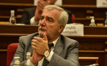 Իմ տղան շատ բարձրակարգ տղա է, դուք իր գիտելիքների չափ որ ունենայիք, դուք էլ չէիք ծառայի: Այս մասին լրագրողների հետ զրույցում ասել է ՔՊ խմբակցության պատգամավոր Անդրանիկ Քոչարյանը:  «Այո, իմ տղան չի ծառայել, դիմեք գլխավոր դատախազին»,- նշել է նա:  Անդրադառնալով լրագրողի չծառայելուն՝ Անդրանիկ Քոչարյանը շեշտեց, որ անպայման հարցում կկատարի պատճառը ճշտելու համար: