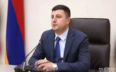 Ադրբեջանական վարչակազմին գոհացնելու և արցախցիների նկատմամբ ատելության քաղաքականությանը հավատարիմ մնալու շրջանակում, փաշինյանական իշխանության քաղաքական պատվերով, վարչական դատարանը բավարարել է ՀՀ գլխավոր դատախազության հայցը և անվավեր ճանաչել Արցախի ներկայացուցչության շենքի նկատմամբ Արցախի Հանրապետության սեփականության իրավունքի պետական գրանցումը։ Այս մասին ֆեյսբուքյան իր էջում գրել է ԱԺ «Պատիվ ունեմ» խմբակցության պատգամավոր Տիգրան Աբրահամյանը։  «Ադրբեջանի հետ կարճ փոխանցումներով փաշինյանական իշխանությունը փորձ