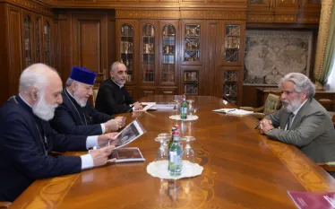 Ամենայն Հայոց Կաթողիկոսը և միջազգային իրավաբան Ռոբերտ Ամստերդամն անդրադարձել են Եկեղեցու դեմ uանձազերծված արշավին