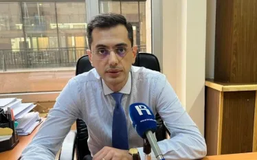 Այսօր Եվրոպական դատարանը հրապարակեց Ապրիլյան 4-օրյա պատերազմի գործերով առաջին վճիռը։ Այս մասին գրել է Միջազգային իրավական հարցերով ներկայացուցչի գրասենյակի նախկին ղեկավար Լիպարիտ Դրմեյանը:  «ՄԻԵԴ-ը, ի թիվս այլնի, արձանագրել է, որ Ադրբեջանը խախտել է հայ զինծառայողի կյանքի իրավունքը եւ խոշտանգումների արգելքը (գլխատում եւ մարմնի պղծում)։  Ադրբեջանին պարտավորեցրել է 90,000 եվրո փոխհատուցում վճարել զոհի հարազատներին։  Սա կարեւոր նախադեպ է 2020 թվականի 44-օրյա պատերազմի ժամանակ տուժածների իրավունքների պաշտպանությ