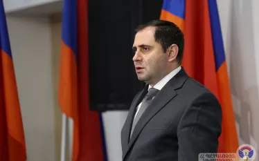 Ո՞վ է նման բան ասել, ծանուցման համար կա կարգ, ծանուցումը լինում է ըստ այդ կարգի, այնտեղ ծանուցում իրականացնել ֆիզիկապես հնարավոր չէ: Այս մասին ասել է պաշտպանության նախարար Սուրեն Պապիկյանը՝ պատասխանելով հարցին, թե արդյո՞ք ճիշտ է շրջանառվող այն տեղեկությունը, որ ՌԴ-ից Հայաստան վերադարձող տղամարդկանց հանձնում են վարժանքների մասնակցելու ծանուցագրեր:  «Ուղիղ օդանավակայանում ոչ ոքին չեն կարող ծանուցագիր տալ, ՌՈ-ը ֆունկցիաներ ունի, որը իրականացնում է ըստ անհրաժեշտության: Կարող է լինել օպերատիվ ինֆորմացիայի հիմման