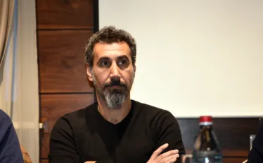 Այն փաստը, որ Իսրայելի կառավարությունը որոշեց ճանաչել իմ տատիկ-պապիկների ցեղասպանությունը, ամենասարսափելի բանն է, որ նրանք կարող էին անել մեր ժողովրդի համար: Այս մասին ասել է Ռոք երաժիշտ Սերժ Թանկյանը:   «Այսօր Նեթանյահուի կաբինետը որոշեց ճանաչել 1915 թվականի Հայոց ցեղասպանությունը՝ մի ցեղասպանություն, որը Հիտլերին մտածելու տեղիք տվեց, որ նա կարող է անել այն, ինչ արեց հրեաների հետ 1930-40-ական թվականներին։  Այն փաստը, որ այս կառավարությունը, որն արդեն ցեղասպանություն է իրականացնում Գազայում և Լիբանանում, որ