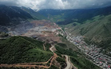 Հայաստանի խոշորագույն հարկատուների ցանկում 2026 թվականի առաջին կիսամյակում արձանագրվել են էական վերադասավորումներ: Պետական եկամուտների կոմիտեի հրապարակած տվյալների համաձայն՝ արդյունաբերական հսկաները վերադարձրել են իրենց գերիշխող դիրքերը, մինչդեռ խաղային ոլորտի ընկերությունները և բանկերը շարունակել են գեներացնել ծավալուն հարկային մուտքեր։ Միևնույն ժամանակ, նախորդ տարվա առաջատարներից ոմանք կտրուկ զիջել են իրենց դիրքերը։     Ընթացիկ տարվա կիսամյակի արդյունքներով ամենախոշոր հարկատուի տիտղոսը վերադարձրել է «Զանգ