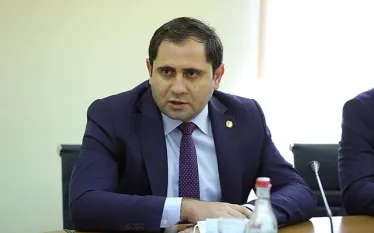 Պաշտպանության նախարարությունում վերջին օրերի կադրային ջարդը, համակարգի մեր աղբյուրի բնորոշմամբ, սոսկ քավության նոխազ գտնելու օպերացիա կարելի է բնորոշել:  Մենք գրել էինք, որ Փաշինյանն անչափ դժգոh է «զորավար» Սուրեն Պապիկյանից, ընտրություններից հետո անգամ նրա վերանշանակումն էր հարցականի տակ, քանի որ Փաշինյանը նախատել էր, որ խաղաղ պայմաններում մի առաքելություն ունի՝ զորքի բարոյահոգեբանական մթնոլորտը նորմալ պահելը, այն էլ չի կարողանում ապահովել, եւ բազում մահեր են գրանցվում հիմա բանակում:  Բայց քանի որ հարմար, 