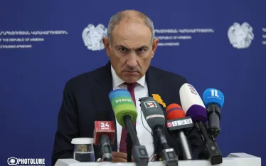Վարչապետ Նիկոլ Փաշինյանը հայտարարել է, որ բանակում խաղաղ պայմաններում զինծառայողների մահվան դեպքերի հետ կապված կադրային փոփոխություններ են նախատեսվում։  Կառավարությունում լրագրողների հետ ճեպազրույցի ժամանակ վարչապետը նշել է, որ փոփոխությունները վերաբերելու են այն կառույցներին, որոնք անմիջական պատասխանատվություն են կրում տվյալ ոլորտում։  «Այսօր և առաջիկայում կլինեն որոշակի կադրային լուծումներ այն մարմիններում, որոնք անմիջապես պատասխանատու են»,- ասել է Փաշինյանը։  «Որոշումը կայացրել եմ արդեն, Ռազմական ոստիկան