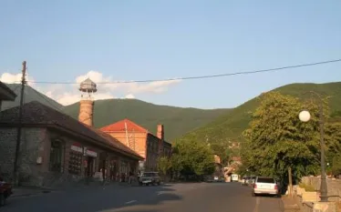 Այսօր զինված ադրբեջանախոս տղամարդը մտել է Սյունիքի մարզի Շաքի գյուղի բնակելի տներից մեկը։  Գյուղապետ Ռուբեն Մանուչարյանի փոխանցմամբ՝ տղամարդը վնասել է տանտիրուհուն՝ նրա երեք երեխաների ներկայությամբ։  Իրավապահները տղամարդուն հայտնաբերել և ձերբակալել են։ Դեպքի վայրում արյան հետքեր են հայտնաբերվել: Կնոջ կյանքին վտանգ չի սպառնում։  «Բռնեցին տարան, իրավապահները, չեմ կարա ասեմ կրակել է, թե ուրիշ-կտրող ծակող գործիքով է հարվածել: Մենք որ մտանք դեպքի վայր, արյան հետքեր տեսանք, բայց կնոջ կյանքին վտանգ չի սպառնում», –