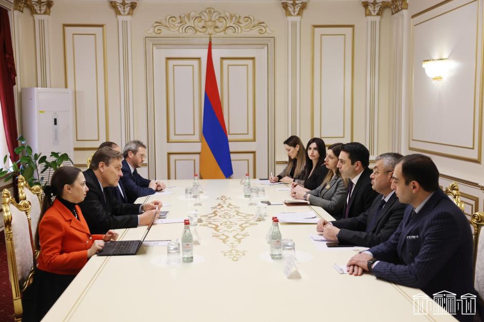 Բերձորի միջանցքի ճգնաժամին տեղում ծանոթանալու նպատակով ՀՀ ժամանած ԵԽԽՎ համազեկուցողներին ընդունել է ՀՀ ԱԺ նախագահը
