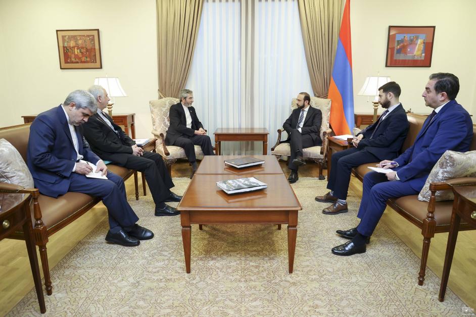 Հայաստանի արտաքին գործերի նախարար Արարատ Միրզոյանը հանդիպում է ունեցել Իրանի Իսլամական Հանրապետության արտաքին գործերի փոխնախարար Ալի Բաղերի Քանիի հետ։ Այս մասին տեղեկացնում է ՀՀ ԱԳՆ մամուլի ծառայությունը։ Հաղորդվում է, որ կողմերը երկուստեք գոհունակություն են հայտնել Հայաստանի և Իրանի միջև առկա քաղաքական երկխոսության բարձր  մակարդակի առնչությամբ։ Միրզոյանն ու Բաղերի Քանին այս համատեքստում կարևորել են քաղաքական խորհրդակցությունների պարբերական անցկացումը։  Հանդիպման օրակարգում են եղել նաև երկկողմ օրակարգին առն