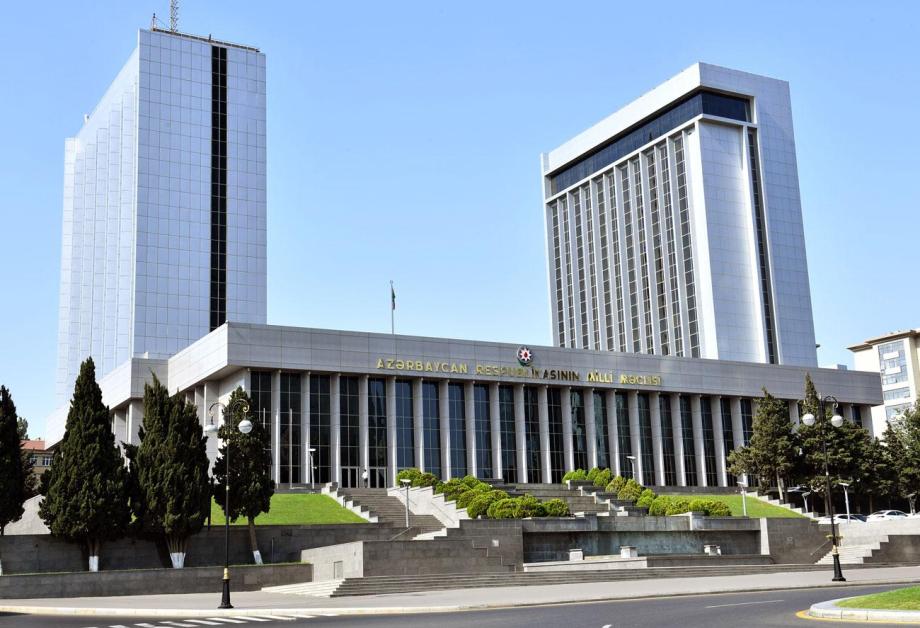 Ադրբեջանի Միլլի մեջլիսում (խորհրդարանում) «Հաղթահարելով լեռները. խաղաղ և օրինական վերադարձ Արևմտյան Ադրբեջան» թեմայով հանրային լսումներ են ընթացել։  Քննարկվել են Արևմտյան Ադրբեջան «վերադառնալու» համար տարբեր ճանապարհային քարտեզների պատրաստման,  «Արևմտյան Ադրբեջան»  վերադարձի հայեցակարգի և այլ հարցեր։ Պատգամավորների հետ միասին քննարկմանը մասնակցել են նաև «արևմտյան ադրբեջանական» համայնքի ներկայացուցիչները։  «Ի տարբերություն հաղթանակի 27-ամյա ճանապարհի՝ մեր վերադարձը Երևան, Զանգեզուր կարող է լինել ավելի կարճ ժ
