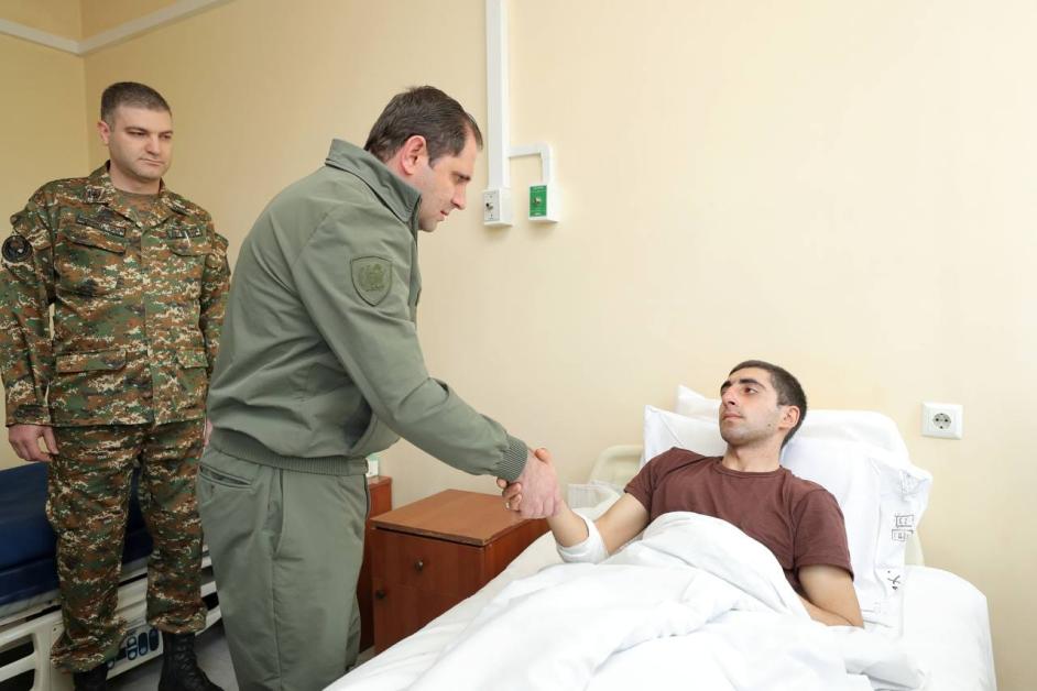 ՊՆ նախարարը տեսակցել է ադրբեջանական սադրանքի հետևանքով վիրավորում ստացած զինծառայողներին
