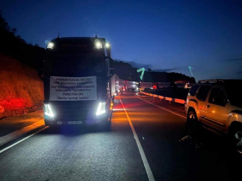 Արցախ բեռ տանող շարասյունը դեռ սպասում է, Բաքուն հայտարարում է` խաղն ավարտված է. ՀՀ ԱԳ փոխնախարար