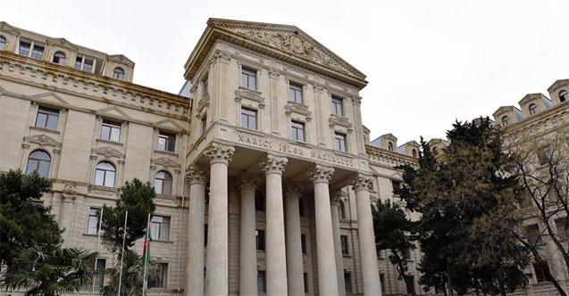 Ադրբեջանի արտաքին գործերի նախարարությունը հայտարարել է, թե Ադրբեջանը ոչ մի կապ չունի «Ադրբեջանի Ղարաբաղի շրջանի տեղի հայերի՝ Հայաստան կամ որևէ այլ երկիր տեղափոխվելու որոշման հետ»։ «Մենք պատրաստ ենք պայմաններ ստեղծել, որպեսզի Ղարաբաղի հայերն ունենան ավելի լավ կյանք, քան այն պայմանները, որոնցում նրանք ապրել են որպես Հայաստանի կողմից ստեղծված ռազմական խունտայի պատանդներ»,- ասվում է հայտարարության մեջ։ Այդ փաստաթղթում ընդգծվում է, թե Ադրբեջանը վճռական է «վերաինտեգրել հայկական ծագումով Ղարաբաղի բնակիչներին որպես