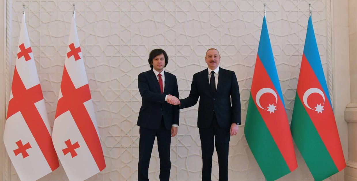 Պաշտոնական այցով Բաքվում գտնվող Վրաստանի վարչապետ Իրակլի Կոբախիձեն և Ադրբեջանի նախագահ Իլհամ Ալիևը քննարկել են երկու երկրների միջև երկկողմ հարաբերությունների զարգացմանն առնչվող տարբեր հարցեր։ Նրանք խոսել են նաև տարածաշրջանում ընթացող գործընթացների մասին, հանդիպումից հետո լրագրողներին հայտնել է վրաց կառավարության ղեկավարը։  Խաղաղությունն ու կայունությունը հատուկ ուշադրության կարիք ունեն, ասել է նա՝ հավելելով, որ Թբիլիսիի վերաբերմունքը միշտ էլ այդպիսին է եղել։  «Մենք միշտ փորձել ենք հնարավորինս նպաստել մեր տա