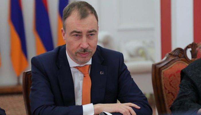 Ադրբեջանական լրատվամիջոցներում Հայաստանի հասցեին հնչող սպառնալիքներն անընդունելի են,- X-ում գրել է ԵՄ հատուկ ներկայացուցիչ Տոյվո Կլաարը։  «Սահմանների սահմանազատման վերաբերյալ իրական բանակցություններ են անհրաժեշտ, և բոլոր տարածքային վեճերը պետք է լուծվեն խաղաղ ճանապարհով և համաձայնեցված գործընթացի շրջանակներում», - նշել է Կլաարը:  Կլաարը չի նշել, թե կոնկրետ ինչ սպառնալիքների մասին է խոսքը։  Պաշտոնական Բաքուն Երևանից պահանջում է անհապաղ իրեն վերադարձնել Տավուշի մարզի ու Ղազախի շրջանի սահմանագծին գտնվող չորս գ