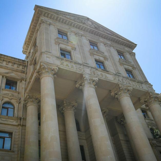 Ադրբեջանը անհիմն է որակել ԱՄՆ պետքարտուղարի հետ համատեղ ասուլիսի ժամանակ Ֆրանսիայի արտգործնախարարի հնչեցրած մեղադրանքները և կոչ անում Փարիզին «դադարեցնել ապակառուցողական գործունեությունը»:  Այս մասին ասված է Ադրբեջանի ԱԳՆ հայտարարությունում:  «Տարածաշրջանում ակնհայտ լարվածություն ստեղծելու և խաղաղ գործընթացը խոչընդոտելու Ֆրանսիայի ջանքերի հերթական ակնհայտ օրինակն են»,- նշվում է հայտարարությունում:  Բաքվի պնդմամբ՝ «ադրբեջանական հողերը գրեթե 30 տարի օկուպացիայի տակ պահած Հայաստանը որպես խաղաղասեր երկիր ներկայ