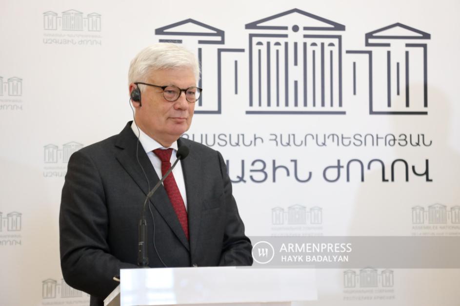 Լյուքսեմբուրգը Բաքվից պահանջում է անմիջապես ազատ արձակել բոլոր ռազմագերիներին. Վիզլեր