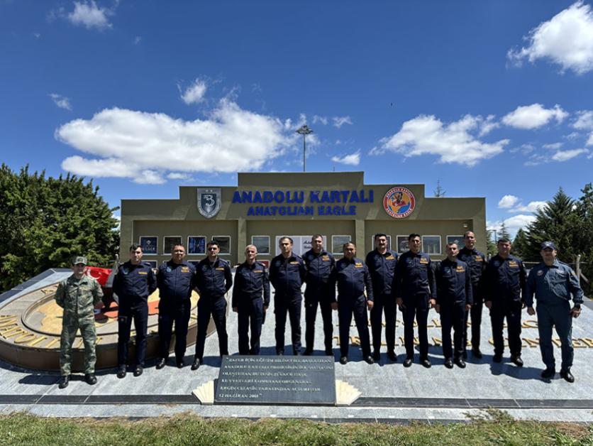 Ադրբեջանը ներկայացնում են պարաշյուտային վայրէջքի և որոնողափրկարարական ծառայության մի խումբ զինծառայողներ, ռազմաօդային ուժերի ավիացիոն մեքենաներ և ռազմածովային ուժերի հատուկ նշանակության ջոկատներ։