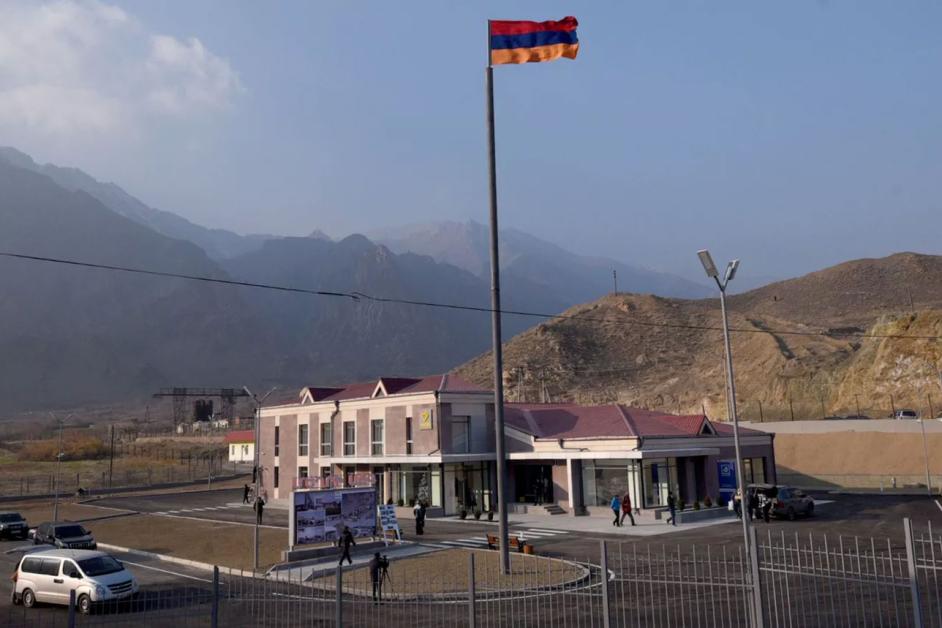 Բրիգադի գեներալ Նասիրզադեն ընդգծել է երկու երկրի միջև հարաբերությունների ռազմավարական կարևորությունը և նշել, որ Հայաստանը հատուկ տեղ ունի Իրանի հարևանության քաղաքականության մեջ։ Նրա գնահատմամբ՝ Թեհրանի և Երևանի միջև հարաբերությունները կառուցված են ամուր պատմական և մշակութային հիմքերի վրա, և Կովկասում երկարատև խաղաղությունը լայն հնարավորություններ կստեղծի տարածաշրջանային զարգացման համար։