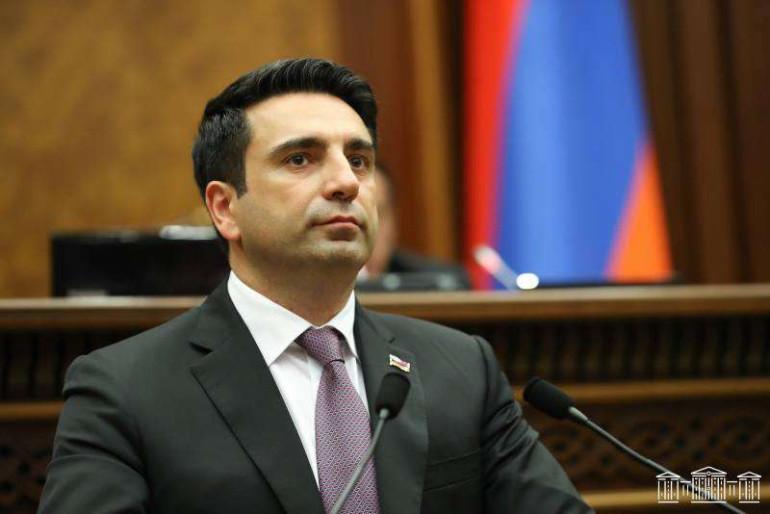 Հայաստանը և Ադրբեջանն ապրելու են խաղաղ, առևտուր են անելու իրար հետ, մեր շուկաներում հայտնվելու են ադրբեջանական ապրանքներ, իսկ իրենց շուկաներում՝ հայկական, ինչպես եղել է նախկինում: Հայերը և ադրբեջանցիներն ապրելու են կողք կողքի: Մերվեք սրա հետ: