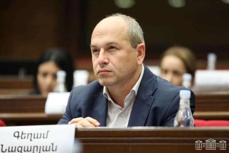«Երբ աշխարհից պահանջում ենք, որպեսզի դատապարտեն Ցեղասպանությունը, այդ նույն աշխարհը եթե մի քիչ ցինիկ ու դաժան լինի, կասի՝ հայ ժողովուրդ, բայց կարծես, թե դու դեռ չես ընկալել, թե ինչ է Ցեղասպանությունը, եթե ընկալեիր, չէիր պարի այն երաժշտության տակ, որտեղ ասվում է՝ ասկյարները կույս աղջիկներին բռնի տարան։ Մենք պարո՞ւմ ենք, չէ՞։ Ես մեկ անգամ մեկ առիթով ասացի, որ ազգային հիշողությունը ջնջել պետք չէ, բայց, եկեք գտնենք, թե ինչ է ազգային հիշողությունը։ Եկեք փորձենք սկզբից կրթվել, իմանալու համար, թե ի՞նչ է Ցեղասպան