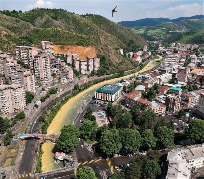 Թե ինչու Սյունիքում մինչև հիմա չի գործում ՌԴ գլխավոր հյուպատոսությունը, պետք է ճշտել հայկական կողմից, այս մասին ճեպազրույցում ասել է ՌԴ ԱԳՆ պաշտոնական ներկայացուցիչ Մարիա Զախարովան` պատասխանելով հարցին, թե երբ կբացվի Կապանում հյուպատոսությունը:   Նա ընդգծել է, որ Կապանում Ռուսաստանի գլխավոր հյուպատոսություն բացելու հարցը մանրամասն քննարկվել է ՌԴ արտաքին գործերի նախարար Սերգեյ Լավրովի` Հայաստան կատարած այցի ժամանակ։   «Պետք չէ մեզ համոզել այդ տարածաշրջանում հնարավորինս շուտ հյուպատոսություն բացելու անհրաժեշտ