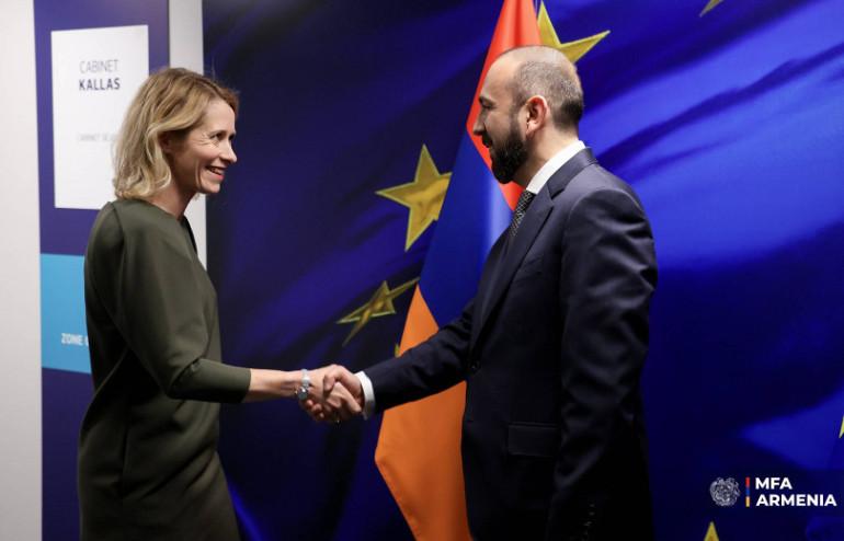 Նախարար Միրզոյանն ընդգծել է, որ ժողովրդավարության և խաղաղության հիմնարար սկզբունքները դրված են ՀՀ-ԵՄ գործընկերության հիմքում, և միասնական ջանքերի արդյունքում հաջողվել է հասնել շոշափելի արդյունքների։ ՀՀ ԱԳ նախարարը և ԵՄ ԱԳԱՔ բարձր ներկայացուցիչն անդրադարձ են կատարել առաջիկա բարձրաստիճան շփումներին և դրանց օրակարգային հարցերի։