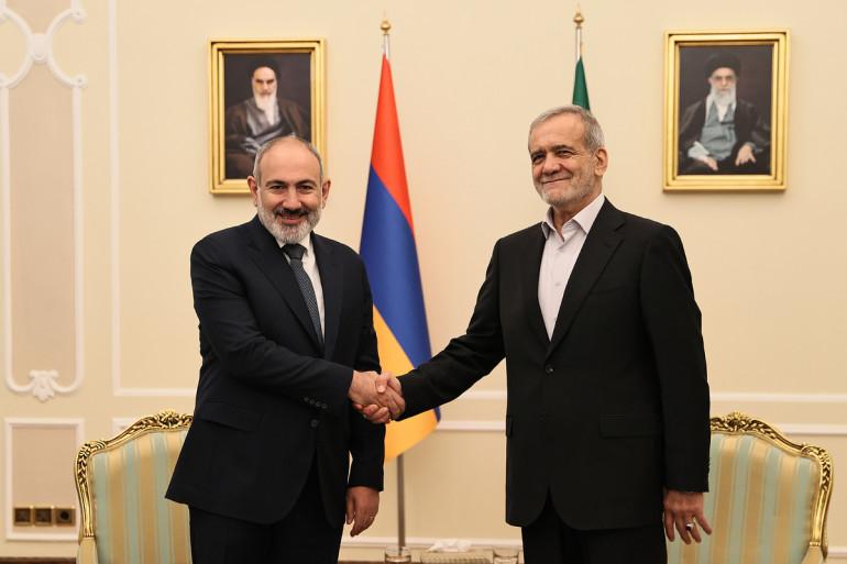 Այսօր Իրանի փոխարտգործնախարար Սայիդ Խաթիբզադեն «Երևանյան երկխոսություն–2025» միջազգային համաժողովի շրջանակում լրագրողների հետ ճեպազրույցի ընթացքում հայտնել է, որ իրանական կողմը պլանավորում է Իրանի նախագահ Մասուդ Փեզեշքիանի այցը Հայաստան:    Փոխնախարարը շեշտել է, որ երկու երկրների միջև հարաբերությունները շատ լավ մակարդակի վրա են, իրականացվում են դիվանագիտական ամենաբարձր մակարդակի փոխայցեր: Իրանցի փոխնախարարը նշել է, որ հենց այս շաբաթվա ընթացքում ևս հինգ պաշտոնական պատվիրակություններ պետք է այցելեն Հայաստան՝ 