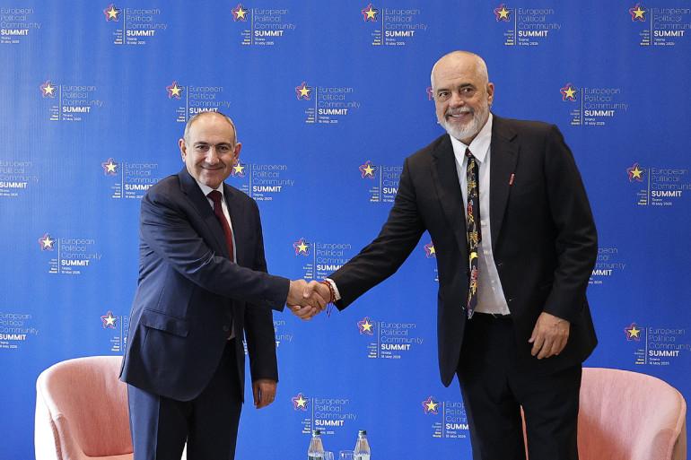 Վարչապետ Նիկոլ Փաշինյանն աշխատանքային այցով ժամանել է Ալբանիա` մասնակցելու Եվրոպական քաղաքական համայնքի 6-րդ գագաթնաժողովին: Այս մասին տեղեկացնում է վարչապետի կայքը: Այցը մեկնարկել է Հայաստանի և Ալբանիայի վարչապետներ Նիկոլ Փաշինյանի և Էդի Ռամայի հանդիպմամբ: Ալբանիայի վարչապետ Էդի Ռաման ողջունել է ՀՀ վարչապետի այցը Տիրանա և նշել, որ չնայած նրան, որ այցը միջազգային գագաթնաժողովի շրջանակում է` այսօրվա հանդիպումը կնպաստի երկու երկրների միջև հարաբերությունների հետագա զարգացմանն ու համագործակցության հեռանկարայ