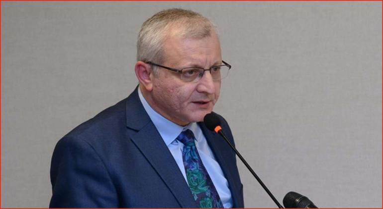 Փաստորեն, Հայաստանի բանակի համալրումը տեղի է ունենալու սոցիալական խտրականության հիմքով ու զինված ուժերը դառնալու են բանվորագյուղացիական: Այս մասին գրել է «Դեմոկրատական այլընտրանք» կուսակցության նախագահ Սուրեն Սուրենյանցը:    «Կառավարությունը հավանություն է տվել զինվորական ծառայության կարգավորման փոփոխությունների վերաբերյալ «Քաղաքացիական պայմանագիր» խմբակցության պատգամավոր Հայկ Սարգսյանի նախագծին:   Իշխանական պատգամավորն առաջարկում է զինապարտներին հնարավորություն ընձեռել, որ մի կլորիկ գումարի դիմաց ոչ թե երկ