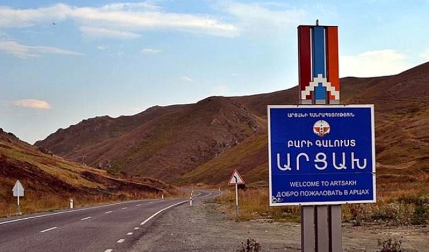 Ազնիվ չէ, երբ ոմանք պնդում են, թե Ռուսաստանն է Ադրբեջանին հանձնել Ղարաբաղը, փաստերը հակառակն են ասում. այս մասին Հայ-ռուսական համալսարանում ելույթի ժամանակ ասել է ՌԴ ԱԳ նախարար Սերգեյ Լավրովը: «Մենք այդ մասին տեղեկացել ենք ԶԼՄ-ներից», - ասել է Լավրովը՝ նկատի ունենալով 2022-ի հոկտեմբերին Պրահայում ՀՀ վարչապետ Նիկոլ Փաշինյանի՝ Լեռնային Ղարաբաղն Ադրբեջանի կազմում պաշտոնապես ճանաչելն ու Ալմա Աթայի հռչակագրի վրա հիմնվելը: