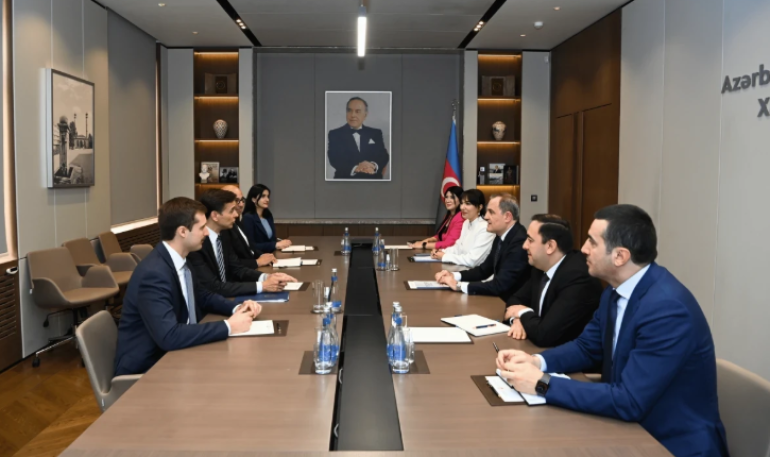 Բայրամովը տեղեկացրել է հետհակամարտային շրջանում տարածաշրջանում տիրող իրավիճակի, Ադրբեջանի և Հայաստանի միջև խաղաղության գործընթացի ներկա վիճակի և հեռանկարների, ինչպես նաև առկա «խոչընդոտների» մասին։