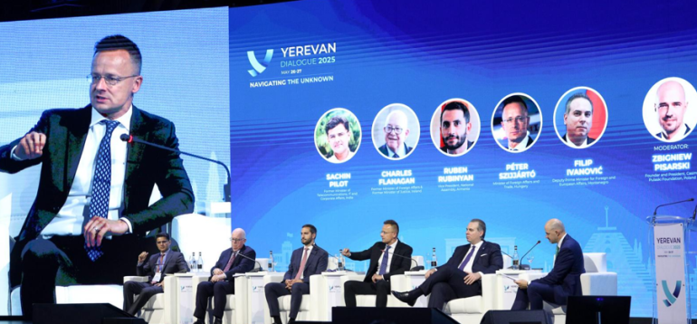  «Երևանյան երկխոսություն 2025» միջազգային համաժողովի շրջանակում անցկացված պանելային քննարկման ժամանակ Հունգարիայի արտաքին գործերի նախարար Պետեր Սիյարտոն անդրադարձել է տարածված լուրերին այն մասին, որ Հունգարիան արգելափակել է Խաղաղության եվրոպական հիմնադրամից Հայաստանին 20 միլիոն եվրո հատկացնելու մասին որոշումը։    Նա նշել է, որ Հունգարիան դեմ չէ Խաղաղության եվրոպական հիմնադրամից  Հայաստանին 20 միլիոն եվրո հատկացնելուն, սակայն հավելել է, որ բալանսը պահելու համար նույնքան օգնություն էլ պետք է հատկացվի Ադրբեջան