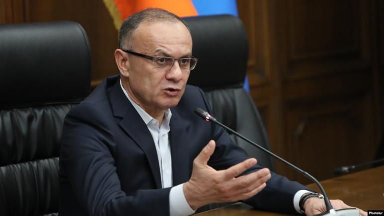 ԱԺ «Հայաստան» խմբակցության ղեկավար Սեյրան Օհանյանը հրապարակել է խմբակցության բոլոր 28 պատգամավորների ստորագրությունները Նիկոլ Փաշինյանին իմպիչմենթի ենթարկելու համար:   «Սրանք «Հայաստան» խմբակցության բոլոր 28 պատգամավորների ստորագրություններն են, որոնք, բավարար չեն իմպիչմենտի գործընթացը սկսելու համար։  Մանիպուլյացիաների փոխարեն հարկավոր է ուժերը կենտրոնացնել ՔՊ և անկախ պատգամավորների ստորագրությունները ստանալու ուղղությամբ։  Մեր ստորագրությունների հրապարակումից հետո «Հայաստան» խմբակցության պատգամավորների թիր