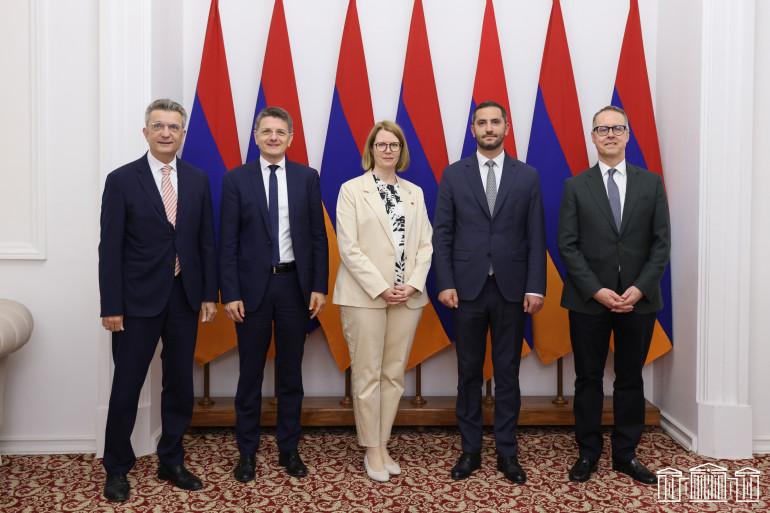 Ինչպես  տեղեկանում ենք  ՀՀ ԱԺ-ի տարածած հաղորդագրությունից, հյուրերի խնդրանքով ԱԺ նախագահի տեղակալը ներկայացրել է տարածաշրջանում տիրող իրավիճակը, խոսել «Խաղաղության խաչմերուկ» նախագծի, ինչպես նաև Հայաստանի և Ադրբեջանի միջև խաղաղության համաձայնագրի մասին: 