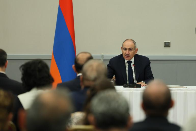 Վարչապետ Նիկոլ Փաշինյանը Ստամբուլում հանդիպում է ունեցել տեղի հայ համայնքի ներկայացուցիչների հետ։  Վարչապետն իր խոսքում կարևորել է Թուրքիա կատարած աշխատանքային այցը՝ ընդգծելով, որ այն իրականություն է դարձել վերջին շրջանում Թուրքիայի հետ ակտիվացած երկխոսության արդյունքում։ Նա նշել է Թուրքիայի նախագահ Ռեջեփ Թայիփ Էրդողանի հետ նախատեսված հանդիպման կարևորությունը՝ հույս հայտնելով, որ այն նոր ազդակ կհաղորդի երկկողմ հարաբերություններին։  Երկրի ղեկավարի խոսքով՝ այցի հիմքում ընկած են Հայաստան-Թուրքիա միջպետական հար