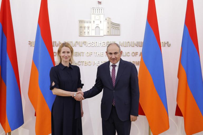 Վարչապետ Նիկոլ Փաշինյանն ընդունել է Եվրոպական միության արտաքին գործերի և անվտանգության քաղաքականության հարցերով բարձր ներկայացուցիչ Կայա Կալասին: Այս մասին տեղեկացնում է ՀՀ վարչապետի կայքը:   Հանդիպման ընթացքում քննարկվել են Հայաստան-Եվրոպական միություն հարաբերությունների օրակարգին, ժողովրդավարական ինստիտուտների ամրապնդմանը, իրավունքի գերակայության և կառավարման բարեփոխումների ուղղությամբ համագործակցության խորացման հնարավորություններին վերաբերող հարցեր:  Վարչապետ Փաշինյանը շնորհակալություն է հայտնել ԵՄ-ին
