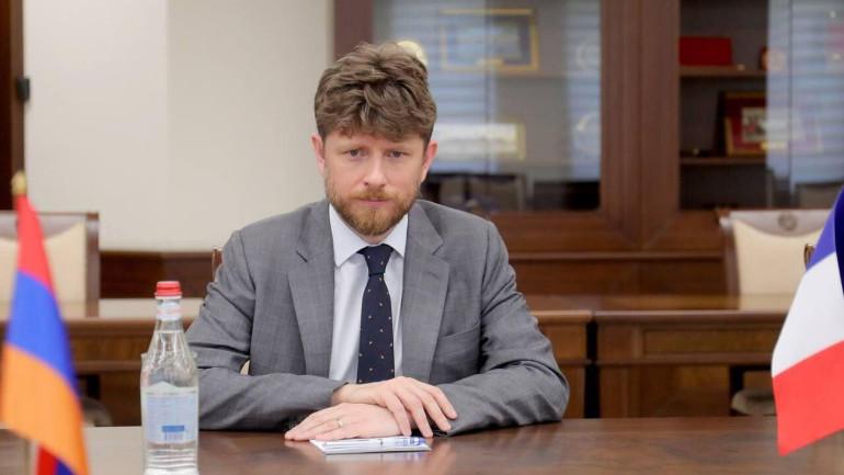 «Ինչո՞ւ հյուպատոսություն չէ, քանի որ Սյունիքում բավարար չափով ֆրանսիացիներ չեն բնակվում, որպեսզի հյուպատոսություն բացվի:  Բայց սա ավելին է, քան հյուպատոսությունը, քանի որ պատվո հյուպատոսի գրասենյակում լինում են գործողություններ: Եվ Գորիսում ու Սյունիքում հայերն ու ֆրանսիացիները գործում են ձեռք ձեռքի տված»,- ասել է Ֆրանսիայի դեսպանը: