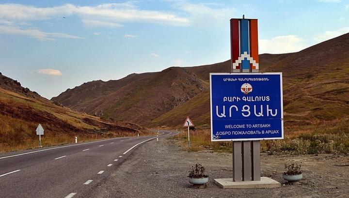 Ռուսաստանը կոչ է անում համատեքստից չկտրել ՌԴ նախագահի օգնական Վլադիմիր Մեդինսկու խոսքերը Ղարաբաղի մասին։ Այս մասին ՏԱՍՍ-ին հայտնել է ՌԴ ԱԳՆ պաշտոնական ներկայացուցիչ Մարիա Զախարովան։  «Պետք չէ համատեքստից կտրել գոյություն չունեցող թեզիսները եւ փոխել բառերի տեղերը՝ դրանց միանգամայն այլ նշանակություն տալով»,- նշել է դիվանագետը։  Զախարովան ընդգծել է, որ Ռուսաստանը պաշտոնապես այդ տարածաշրջանը ճանաչում է Ադրբեջանի տարածք։ ՌԴ ԱԳՆ պաշտոնական ներկայացուցիչը բացատրել է, որ Մեդինսկին խոսել է «պատմական ասպեկտի, սոցիոմշ