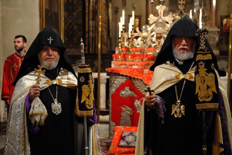 Վեհափառն իր խորհրդակցությունները պիտի շարունակի  Հայաստանի իշխանությունների հետ, որպեսզի հնարավոր լինի առաջիկա նոր բարդույթուններից առաջը առնել: Այս մասին ասված է Մեծի Տանն Կիլիկիո կաթողիկոս Արամ Ա Վեհափառ Հայրապետի հայտարարության մեջ:  «Ցավով իմացանք պետական իրավապահ մարմինների՝ Սուրբ Էջմիածին մուտքի և այնտեղ ստեղծված անընդունելի կացության մասին: Մենք դատապարտում ենք նման քայլերը: Անհրաժեշտ է հարգել մեր սրբավայրերը։ Կոչ ենք անում պետական պատկան մարմիններին՝ ձերբակալությունների արշավը դադարեցնել։  Ներկա բար